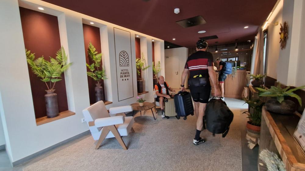 personas vestidas de ciclista abandonando un hotel cerca de la Selva de Irati